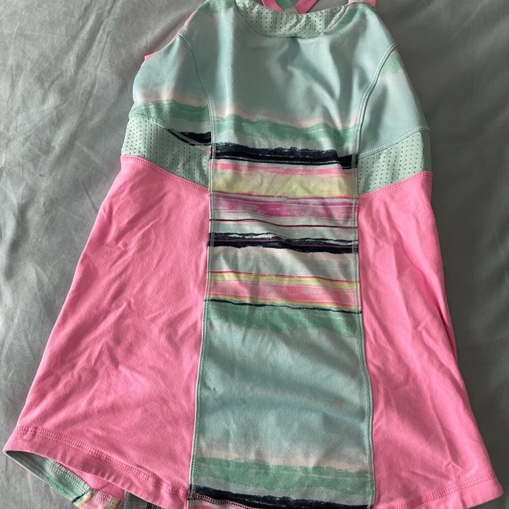 Ivivva tank fits size anywhere from 7-12.Adorable color combination.